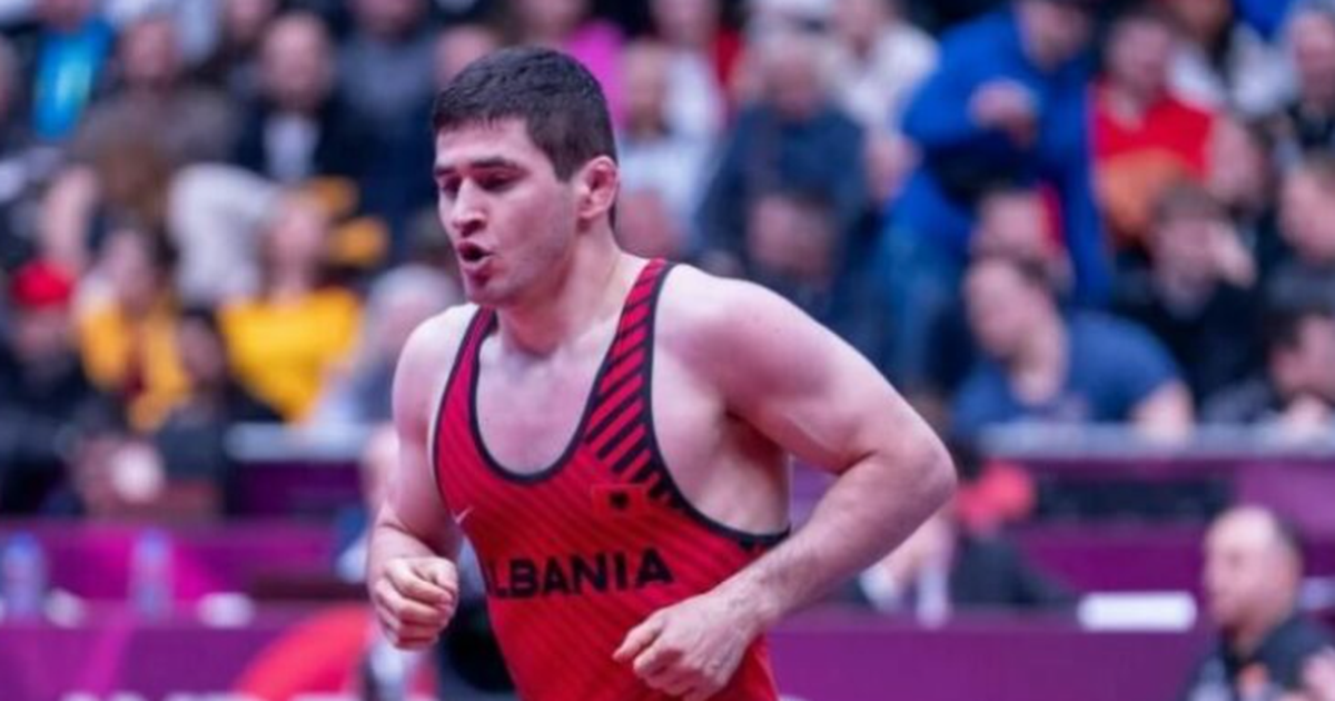 Chermen Valiev  ngre  lart flamurin kuqezi  i siguron Shqipërisë medaljen e argjendtë në Botërorin e Mundjes