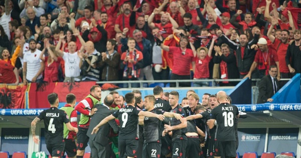 Debutoi te Kombëtarja 19 vjeç  mbrojtësi shqiptar përkrahë ish trajnerit që i besoi  verbërisht  te kuqezinjtë  FOTO 