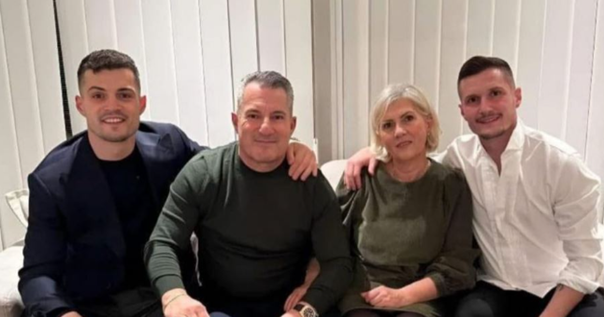 EMOCIONUESE  Fjalë zemre nga babai  Ragip Xhaka i shkruan dy djemve  Krenarë për ju  në fund të gjithë iu duan gjithmonë  Hapat e mia në jetë i hodha për ju