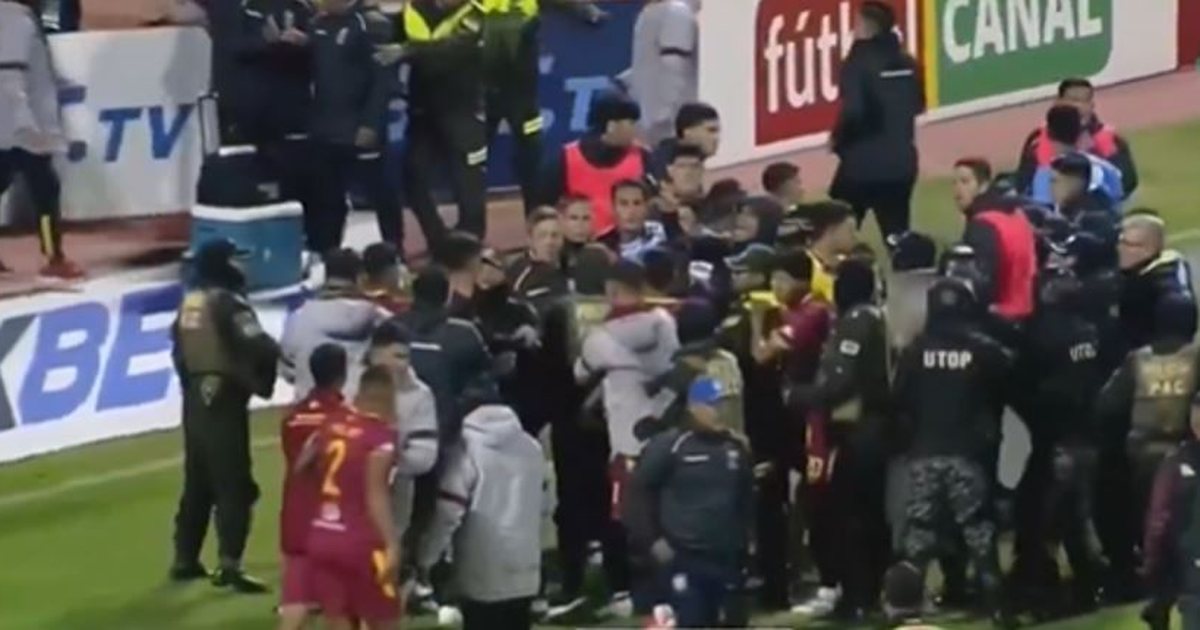 E PABESUESHME në KUPË  Gjyqtari nxjerr nga xhepi 17 kartonë të kuq  ndërhyjnë forcat e policisë me gaz lotsjellës  VIDEO 