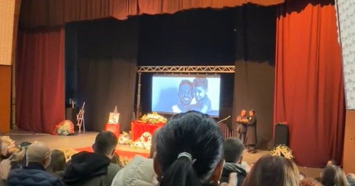 FOTO  Jo vetëm Gaz Demi  ish drejtori i Tiranës mori pjesë në homazhet për lamtumirën e fundit të Shpat Kasapit