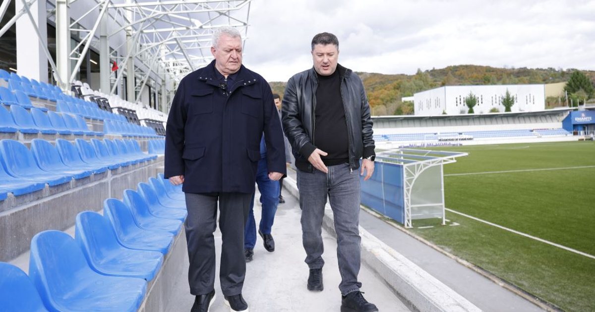 Armand Duka inspekton punimet në stadiumin e ekipit të Superiores  Projekti drejt përfundimit  dikur dukej ëndërr dhe sot po bëhet realitet
