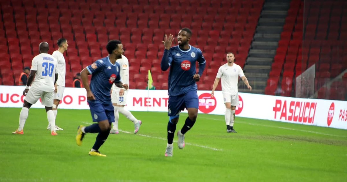 Dinamo i  falet  Tiranës  bardheblutë  ngrejnë  në  piedestal  dinamovitët  DETAJI 