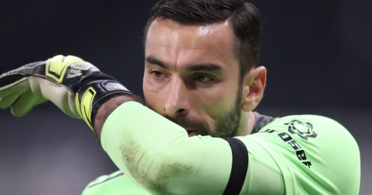 Fitoi trofeun më të ri europian në mes të Tiranës  kampioni i 2016 ës me Portugalinë var  këpucët në gozhdë 