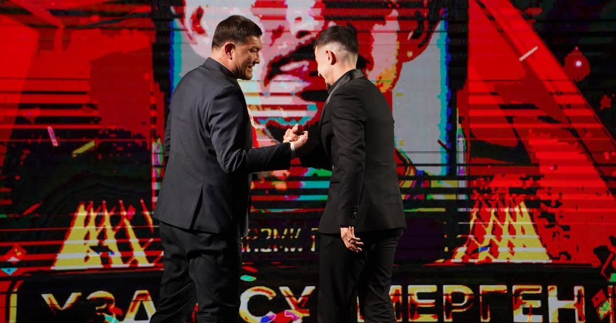 Dje u nderua  SOT merr përsëri vëmendjen  Momenti kur Nazmi Gripshit i dorëzohet trofeu  FOTO 