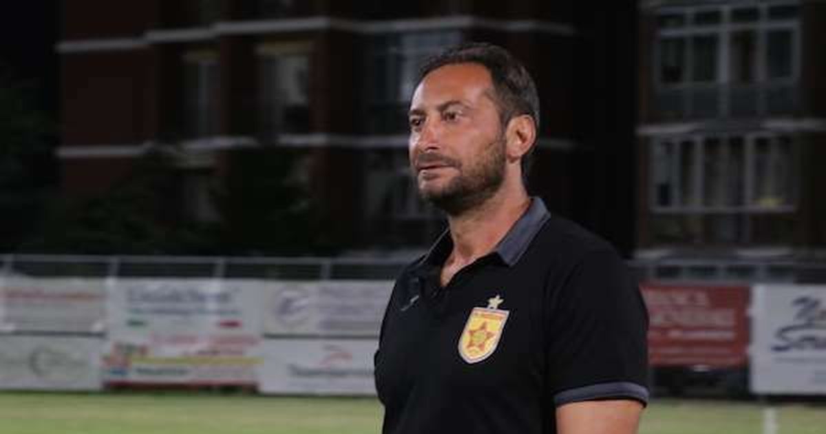 FOTOLAJM  Ish trajneri i Partizanit  zbarkon  në Tiranë  takim  kokë më kokë  me zyrtarin e kuq