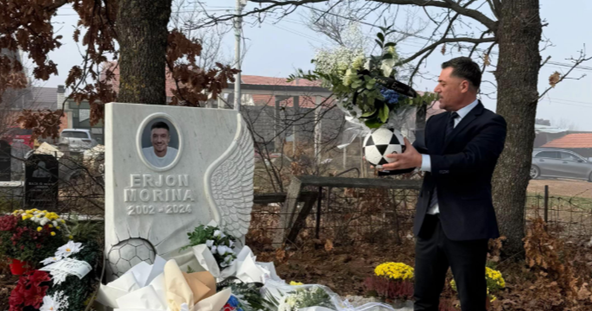 1 vit nga vdekja e Erjon Morinës  babai i futbollistit shqiptar i pikëlluar pranë varrit të tij  Shtëpinë e fundit ta ndërtova    ma ngryse jetën