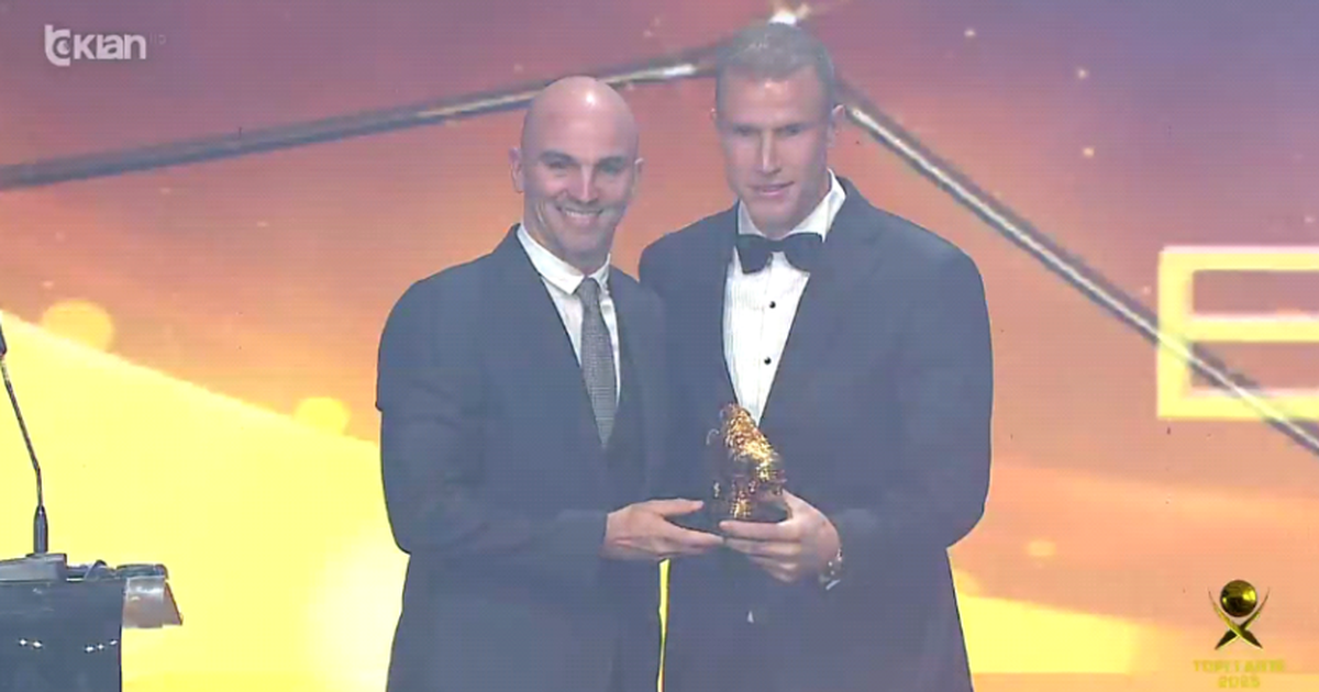 Mbrëmja Gala për  Topin e Artë  2025  ish futbollisti i Interit i dorëzon Bekim Balajt  Këpucën e Artë   E kam ndjekur Kombëtaren