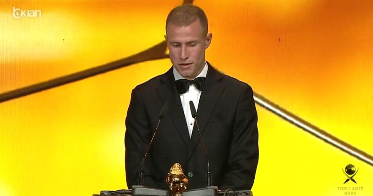 Bekim Balaj nderohet me  Këpucën e Artë  në prezencën e legjendës Esteban Cambiasso  Vioresin Sinani idhull për mua  pres të bëhem baba