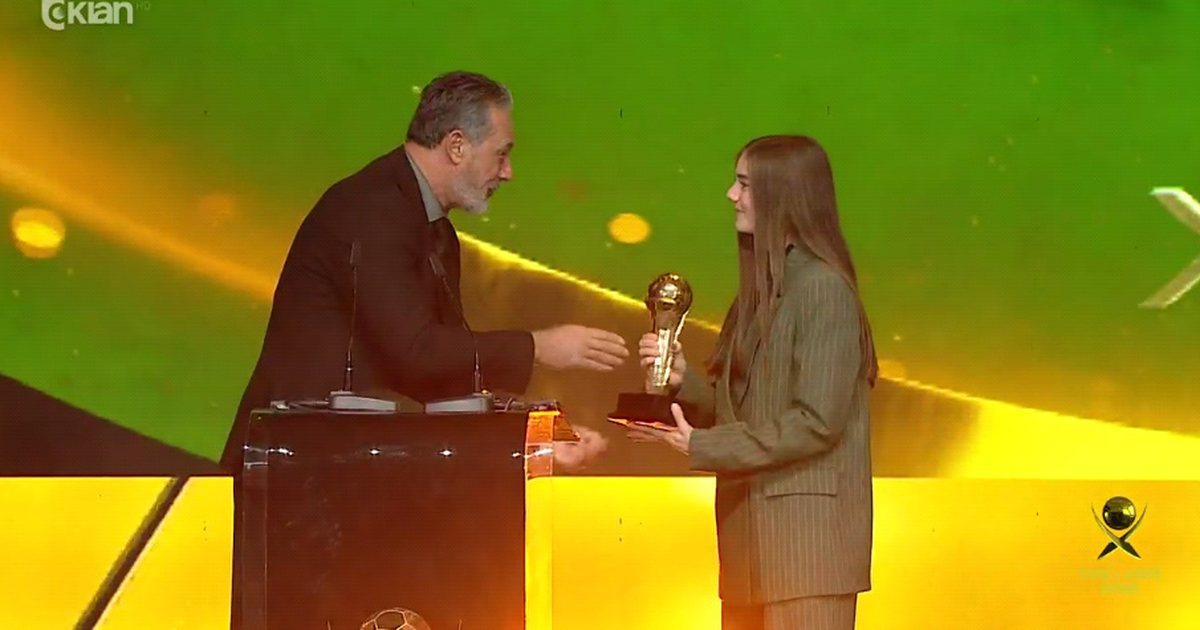 Foto Strakosha i sinqertë  Lojtarët aktual të Kombëtares janë shumë herë më të mirë se sa ne  Xhesika Ndoj flet si  Talenti i Vitit   Ia dedikoi familjes dhe ekipit