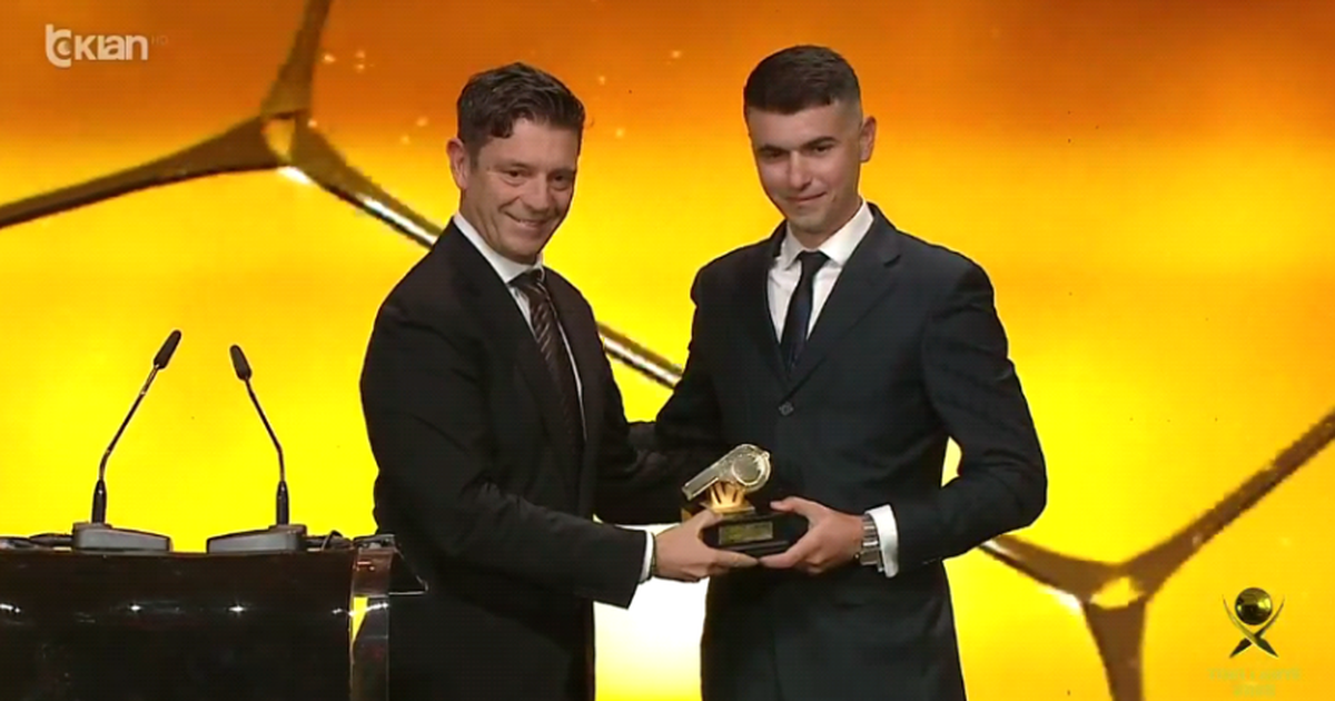 Topi i Artë 2025  Kreshnik Cjapi shpallet  Arbitri i Vitit   Gianluca Roçhi i dorëzon trofeun