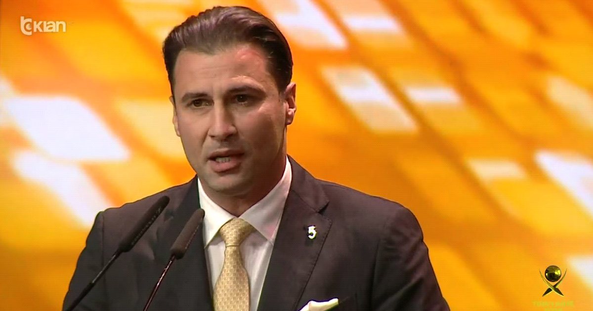 Mario Mitajt i dorëzohet çmimi  Zemra Kuq e Zi  nga  duart  e Lorik Canës  Trofe i veçantë që përfaqëson gjithçka te një futbollist