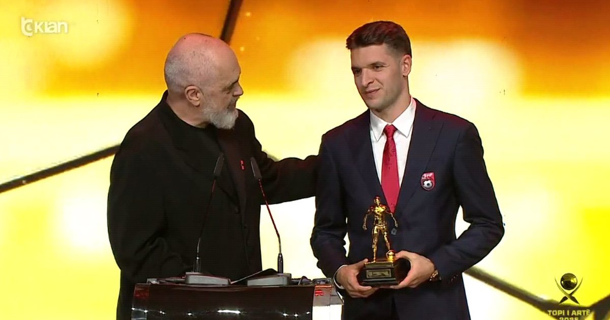 Kapiteni Berat Gjimshiti kurorëzohet nga kryeministri Edi Rama si  Lojtari i Vitit i Kombëtares   reagon mbrojtësi  Falenderojë çunat e përfaqësueses  pa harruar sakrificat e familjes sime