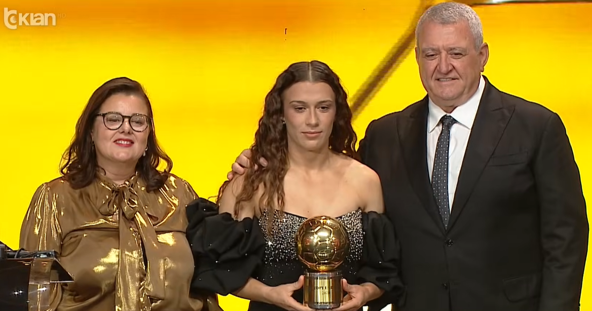 Anëtarja e KE së dhe kryetarja e futbollit për vajza Anila Basha i dorëzon trofeun  Topi i Artë 2025  Megi Doçit  sulmuesja kërkon majat e futbollit  Dua  Topin e Artë  botëror