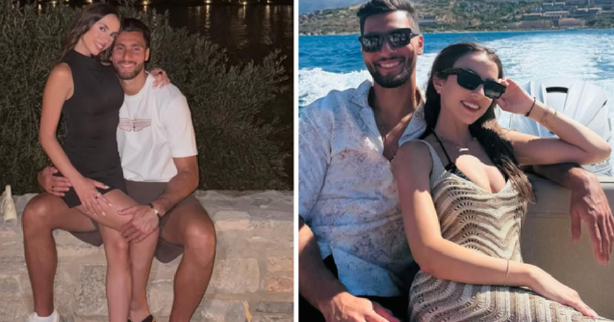 Strakosha përkrah partneres në ditën e saj më të veçantë  Urime dashuria ime  jam shumë krenar për ty  POSTIMI 