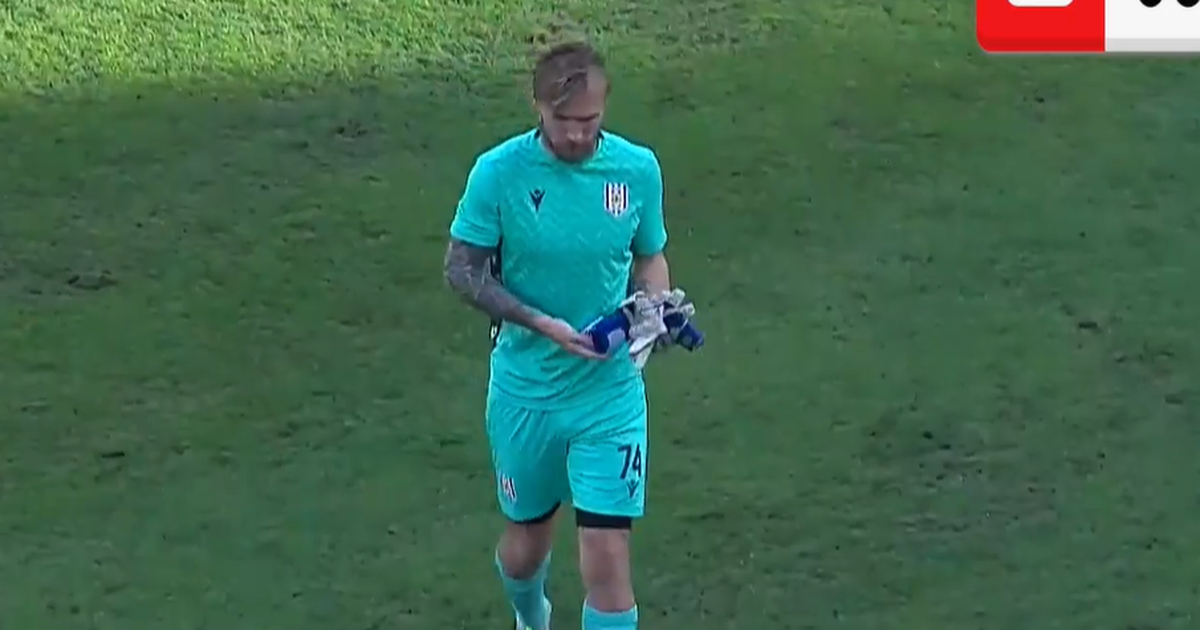 E ÇUDITSHME në Superiore  Portieri  proteston  në mënyrën e tij  heq fanellën dhe braktis ekipin në mes të ndeshjes  VIDEO 