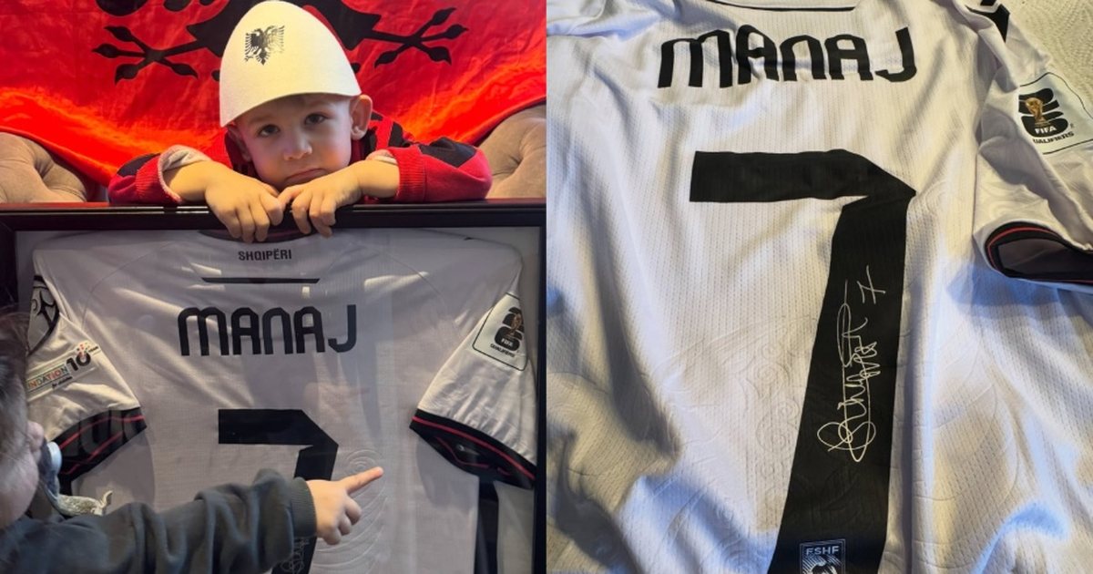 FOTOLAJM  Fanella historike e golit në Leskovc  zyrtari i FSHF së dhe Rey Manaj ia dhurojnë djaloshit të talentuar