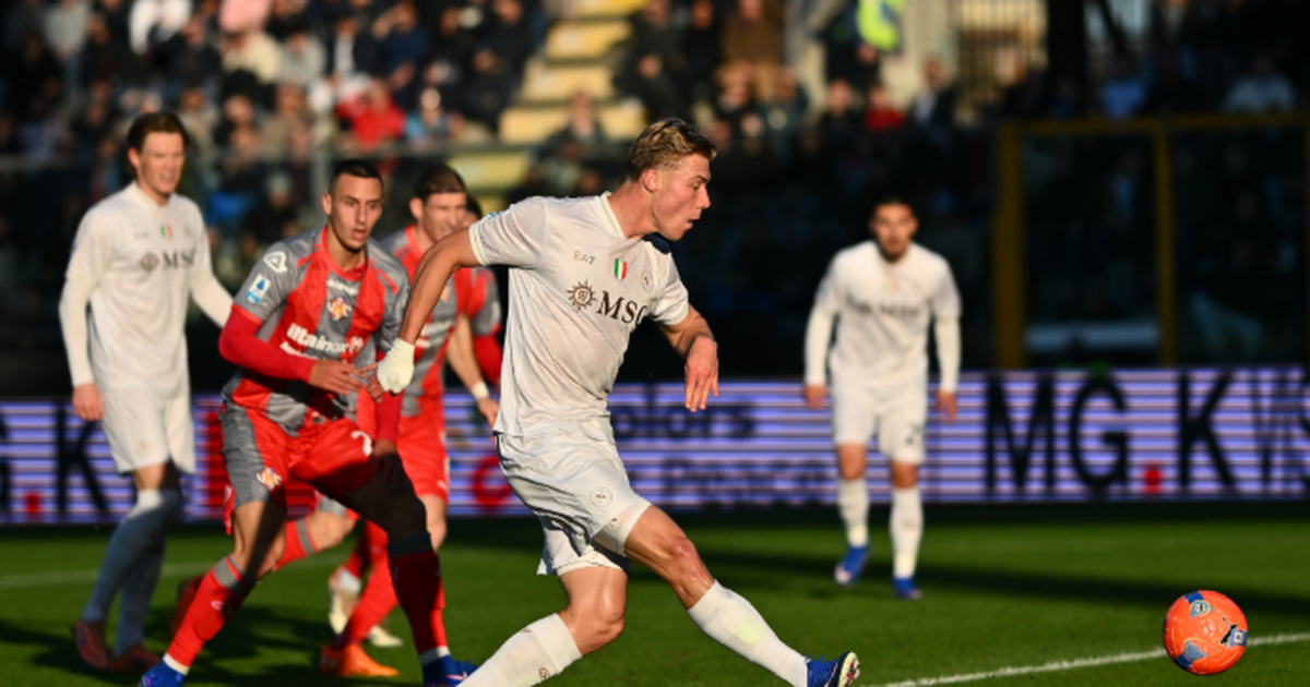 VIDEO  Napoli më afër se kurrë kreut  i jep  leksione  dhe Cremoneses në shtëpi