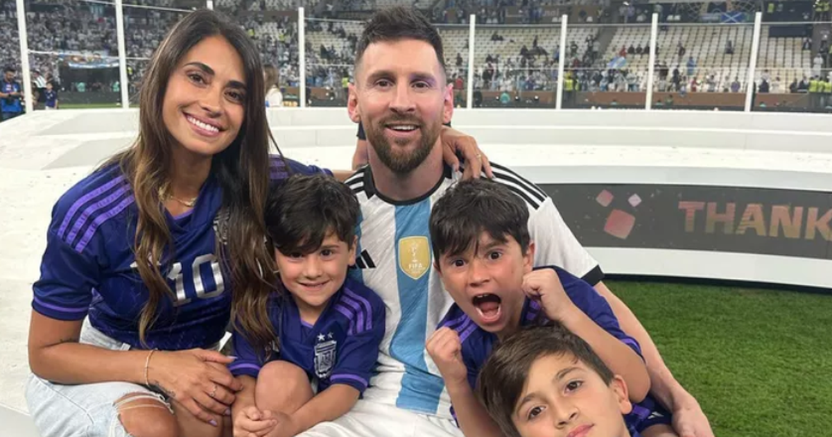 Të lumtur krahë njëri tjetrit  Messi URON ndjekësit me foton familjare të fundvitit  POSTIMI 