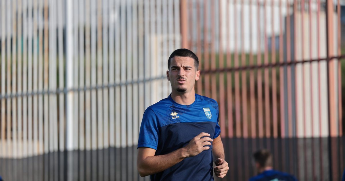 ZYRTARE  Dikur mbante veshur fanellën e Shqipërisë  ish mbrojtësi i Inter çudit me ekipin e ri