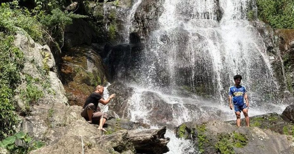 E TRISHTË  Po bënte foto me të dashurën  futbollisti 22 vjeçar bie nga ujëvara dhe ndërron jetë