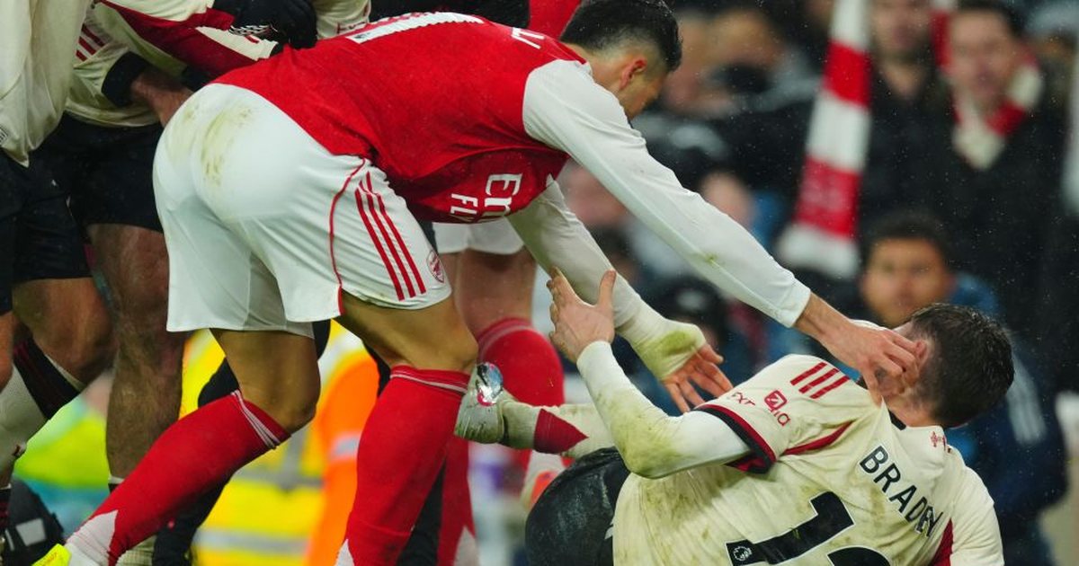 E shtyu Conor Bradley e dëmtuar për ta nxjerrë jashtë fushës  zbulohet çfarë do të ndodhë me Gabriel Martinellin