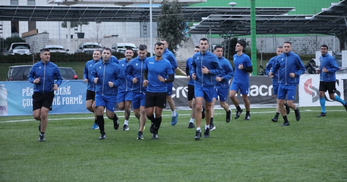 Nga testet fizike e teorike  te seminari i dimrit  Arbitrat dhe asitentët e Kategorisë së Parë zbresin në fushën e blertë  VIDEO 