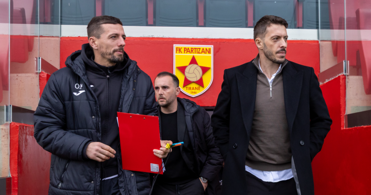 FOTO  Krah trajnerit Kërnaja dhe menaxherit  Agim Ibraimi zbret në fushën e  Arenës së Demave 