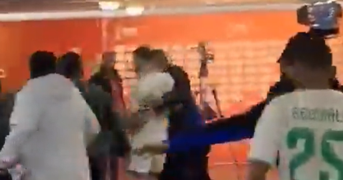 Eliminimi nga Kupa s kapërdihet lehtë  lojtarët  mësyjnë  në dhomat e zhveshjes për të goditur arbitrin  VIDEO 