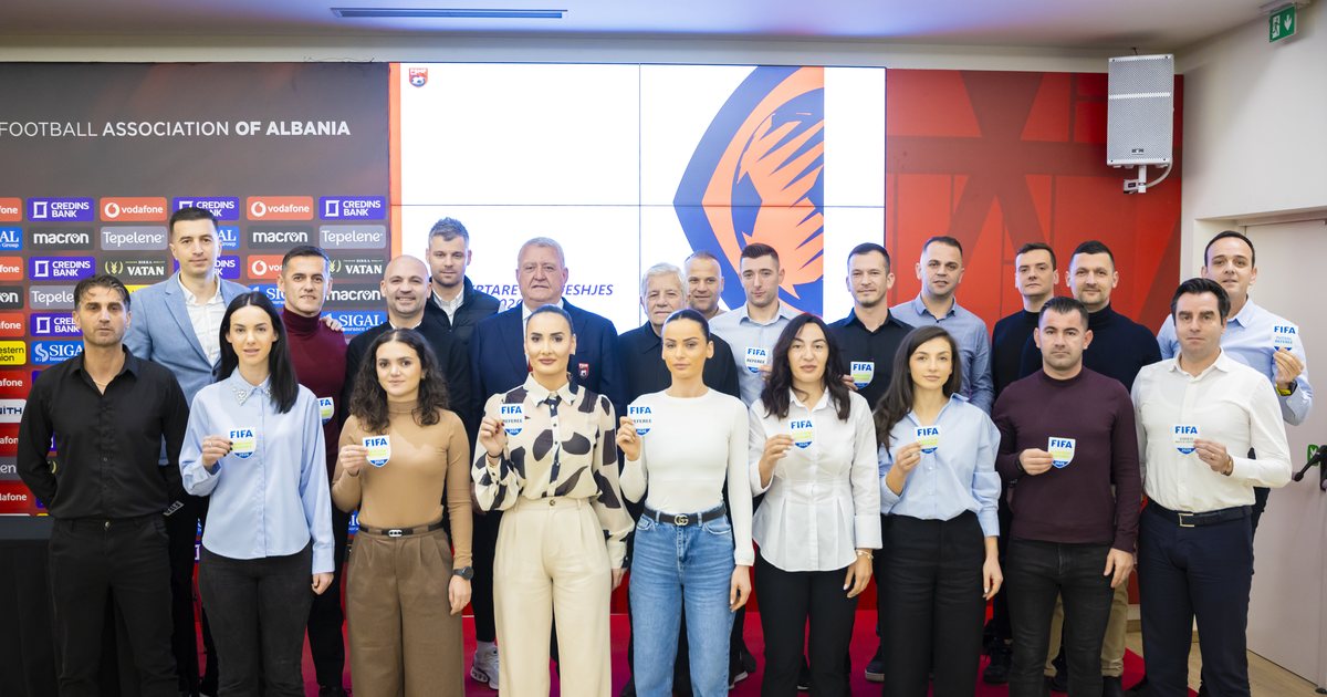 Rekord për arbitrimin shqiptar  21 arbitra dhe asistentë me stemë FIFA  Armand Duka  Të gjithë bashkë mund të kontribuojmë në rritjen e futbollit