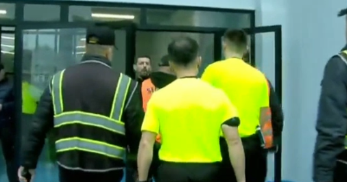 VIDEO  Shmanget PËRPLASJA me gjyqtarin në Vorë  stjuardi mban Oltijon Kërnajën