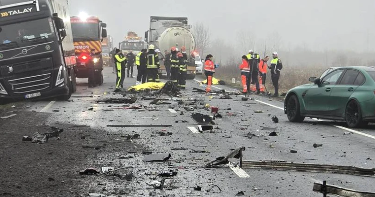 TRAGJIKE  Minibusi me tifozët e PAOK përplaset  kokë më kokë  me kamionin më Rumani  7 persona humbin jetën  VIDEO 
