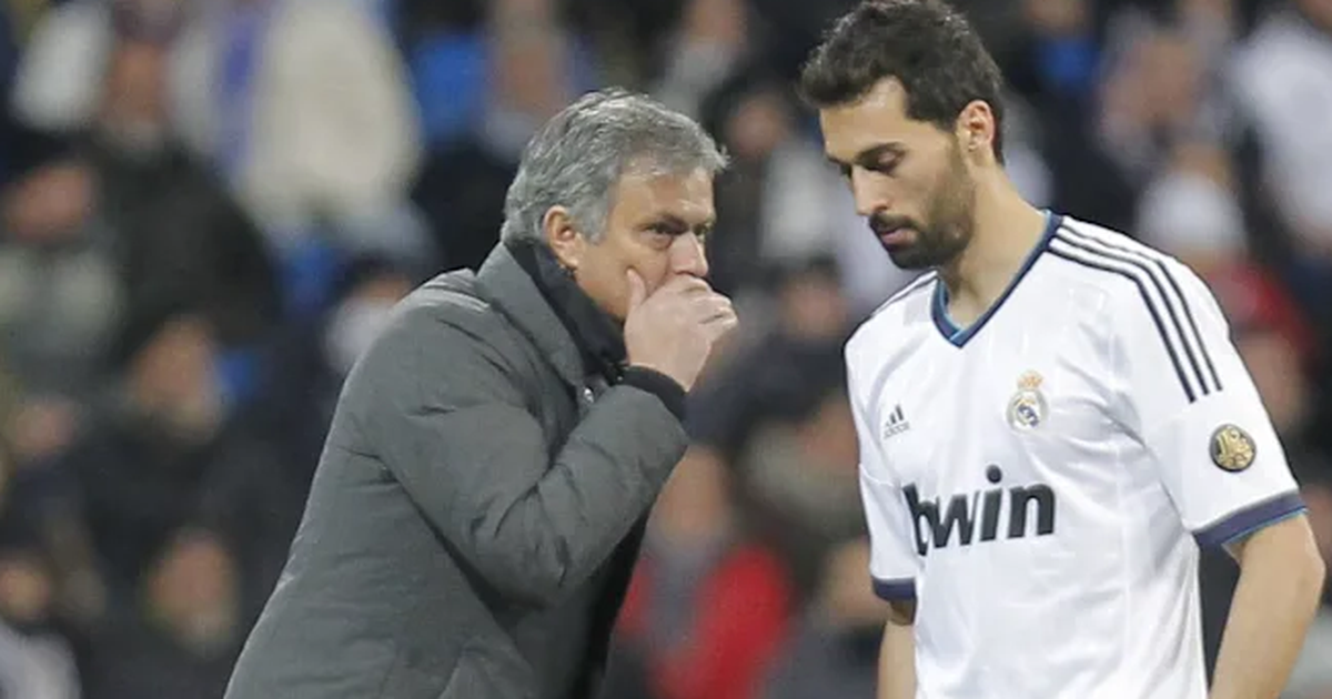 Real Madrid u  ringjall  me Arbeloa n  Mourinho nuk e  fsheh  krenarinë për trajnerin  Është një nga djemtë e mi