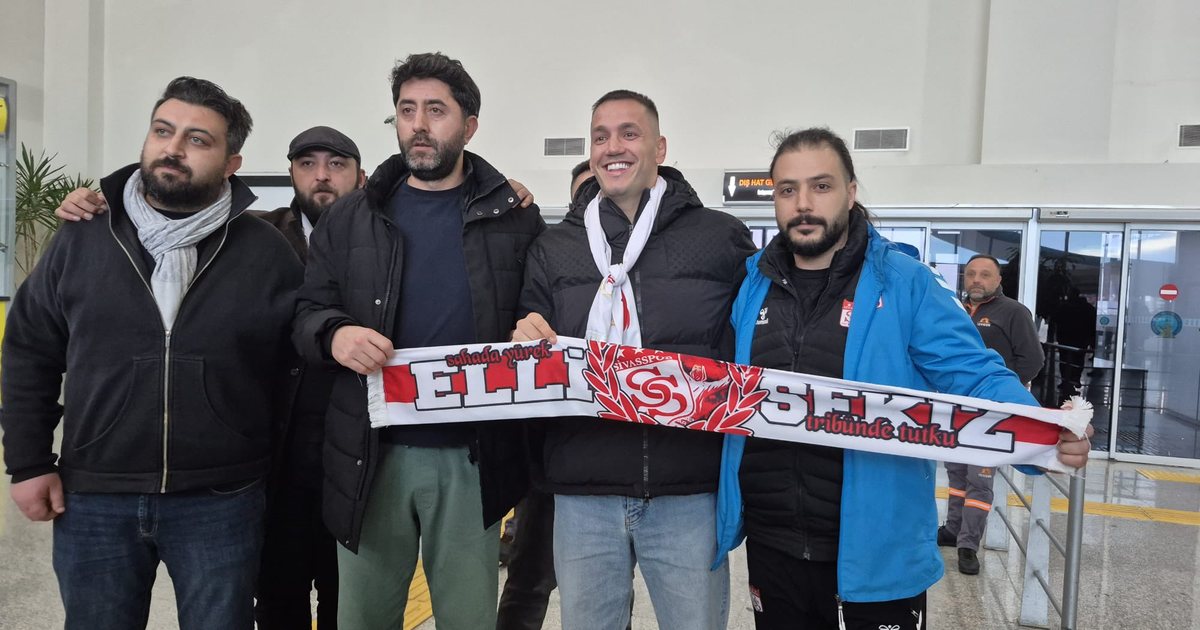 VIDEO  Pritje spektakolare nga 2 mijë tifozë  Rey Manaj  tërbon  turqit  shoqëruesit mezi ua heqin futbollistin nga  duart 