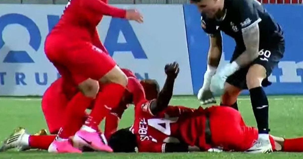 VIDEO  Panik në stadiumin  Arena e Demave   futbollisti i Partizanit bie në tokë pa ndjenja  nxirret nga fusha me barelë