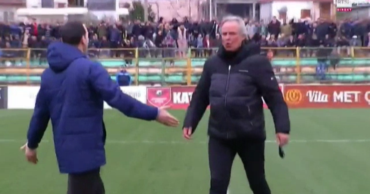 VIDEO  E çuditshme në Kategorinë e Parë  Trajneri futet në fushë duke protestuar për penallti  s pyet për aksionin që vazhdon