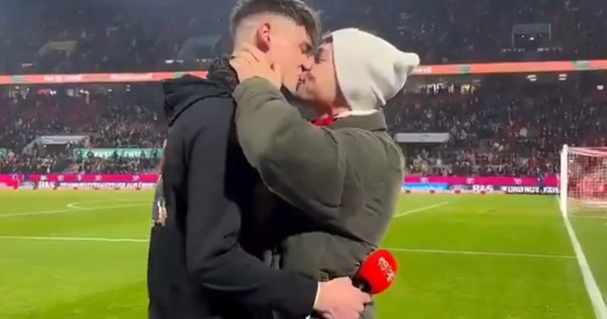 VIDEO  Propozim për martesë para 50 mijë tifozëve  arbitri gjerman i thotë  po  partnerit të tij