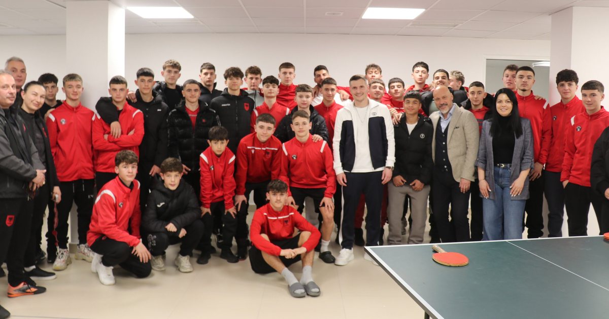 Dikur shkruanin historinë me Kombëtaren  Taulant Xhaka dhe Gjasula në një vizitë frymëzuese për talentet e rinj