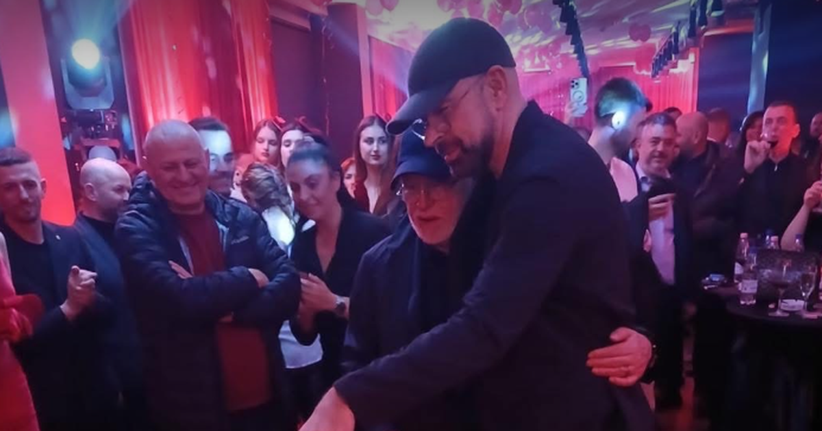 FOTOLAJM  Të përqafuar para 80 viteve histori  Gaz Demi dhe Olsi Rama shfaqen si asnjëherë më parë  respekti për tortën e kuqe i takon drejtorit të përgjithshëm