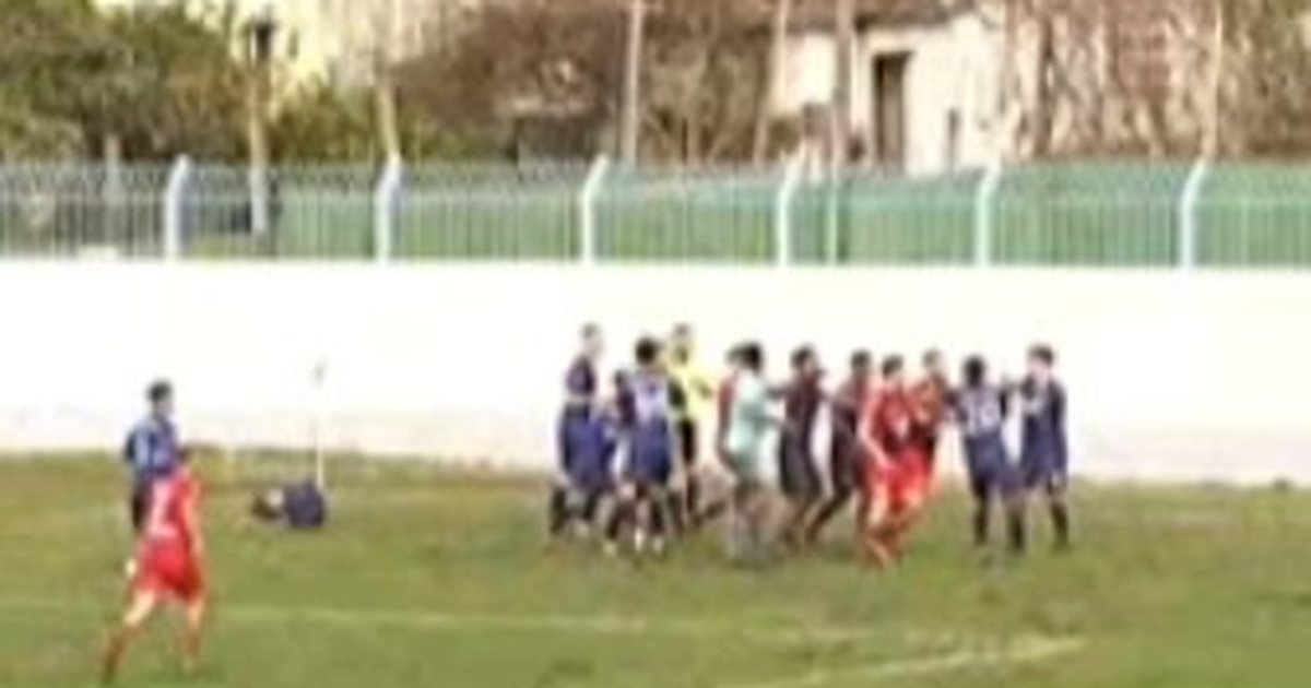 VIDEO  Përleshje masive mes lojtarëve dhe grushta në Kategorinë e Parë  e pëson keq transferimi i ri