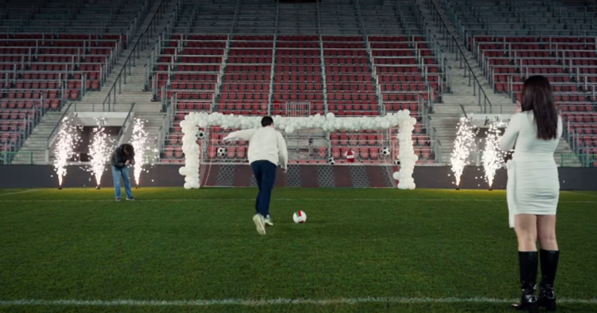 VIDEO  Serxho Ujka do të bëhet baba  mesfushori shqiptar e zbulon gjininë e bebit në mënyrën e veçantë