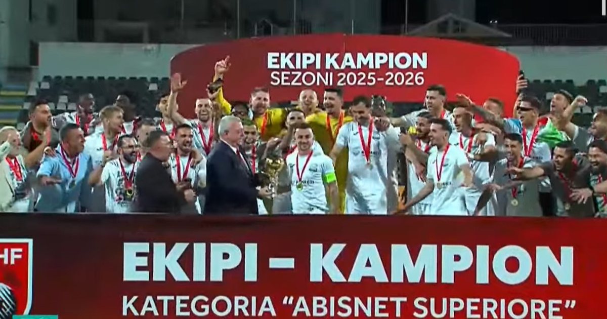 VIDEO  Titulli i 3 të radhazi për Egnatian  Festa e madhe në  Elbasan Arena   Presidenti Duka i dorëzon trofeun e kampionit kapitenit Aleksi