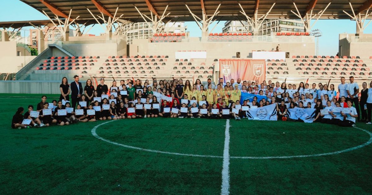 Fituesit nga U 13 deri në U 16 për vajza  nuk munguan as ceremonitë e ndarjes së medaljeve dhe kupave