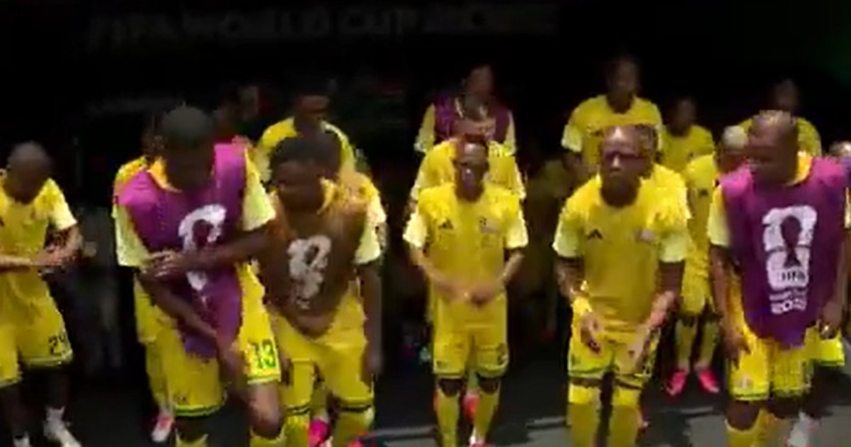 VIDEO  Afrika e Jugut  zbavitet  para sfidës me Meksikën  lojtarët  shpikin  metodën epike për të zbarkuar në fushë