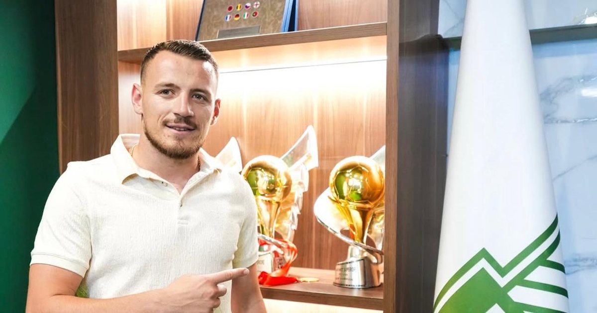 Geralb Smajli ia fut  të dridhurat  rivalëve në Superiore   prurja  më e re e Egnatias pozon përkrah trofeut dhe jep mesazhin e qartë