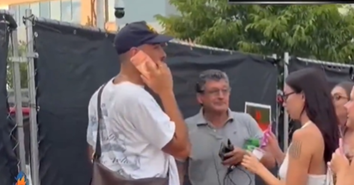 VIDEO  Sulmuesi i Spanjës  anonim  në SHBA  punonjësit e sigurisë s e lejojnë të futet në hotelin e kombëtares
