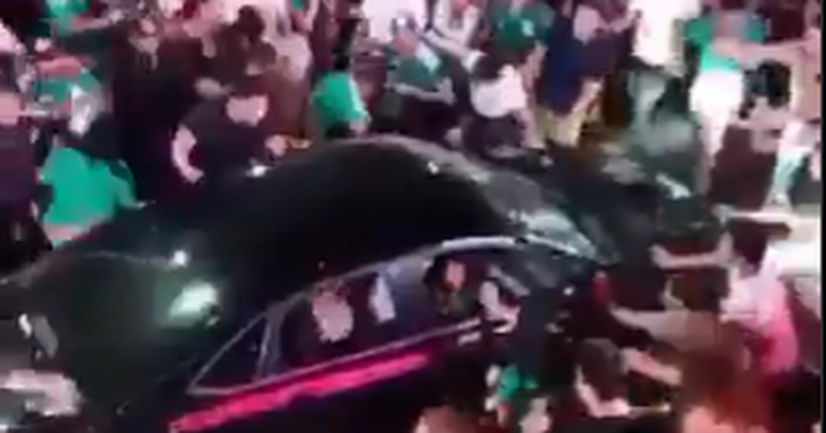 VIDEO  Panik gjatë festimeve në Meksikë  Automjeti përplas tifozët  dhjetëra prej tyre dërgohen në spital