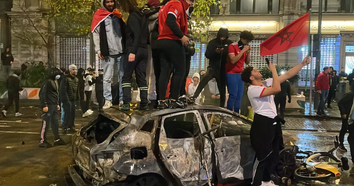 VIDEO  Përplasje në Hagë pas eliminimit të Holandës nga Botërori  policia arreston dhjetëra tifozë të Marokut
