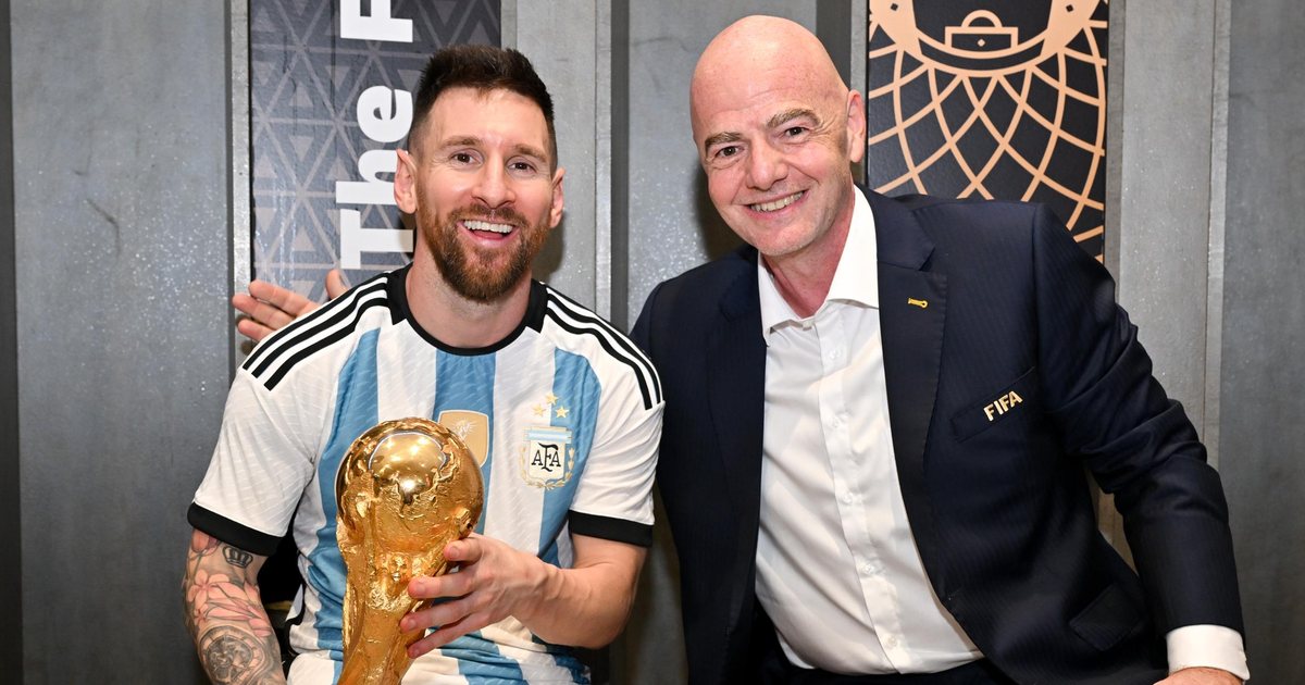 VIDEO  Presidentit të FIFA s i  shpëton goja   Gianni Infantino pas fitores së Messit me shokë  Një përqafim për të gjithë Argjentinën   