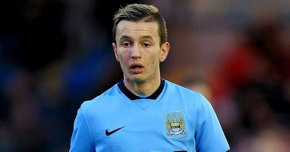 ZYRTARE  Ka luajtur 4 ndeshje me Manchester City n  mesfushori shqiptar mbetet në     ajër 